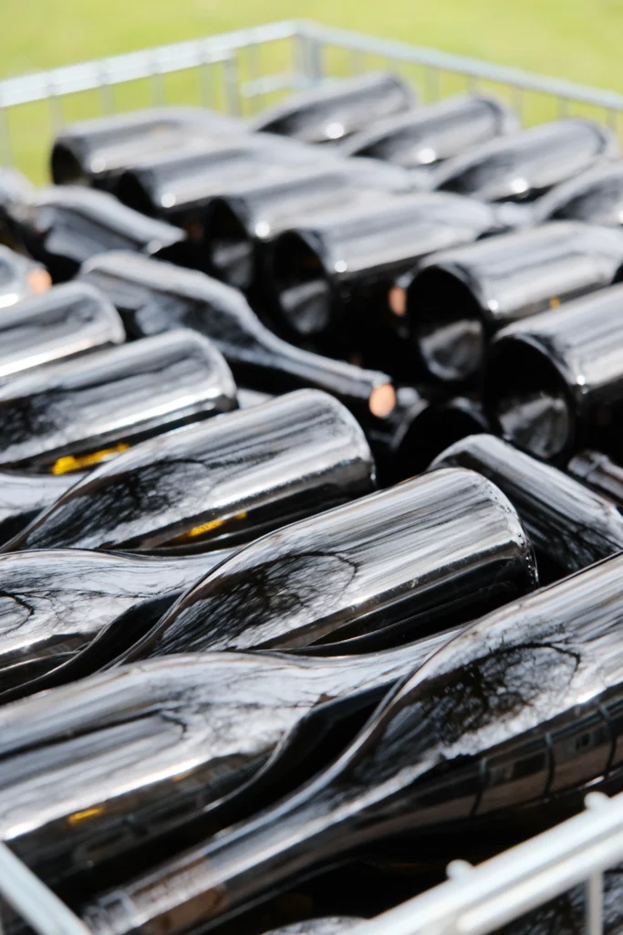 Bouteilles de vin Lestang 1573 vieillissant sur lattes dans la cave
