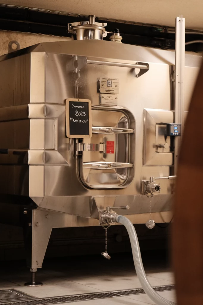 Cuve inox de fermentation à température contrôlée au domaine Lestang 1573