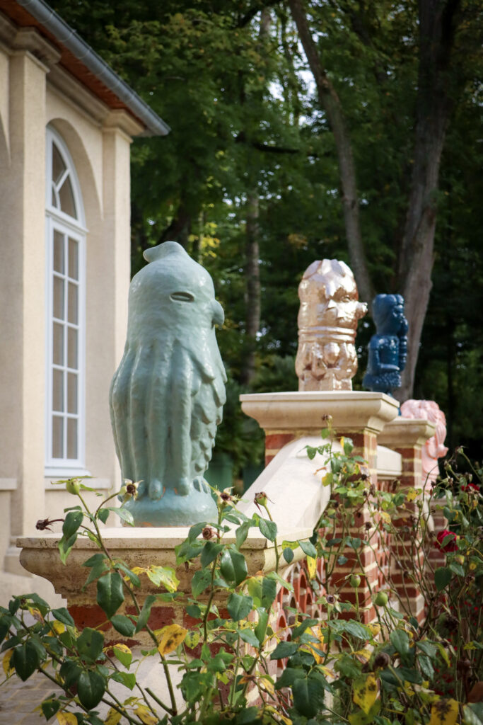 Sculptures de Laurent Dufour au milieu des frondaisons - Lestang 1573